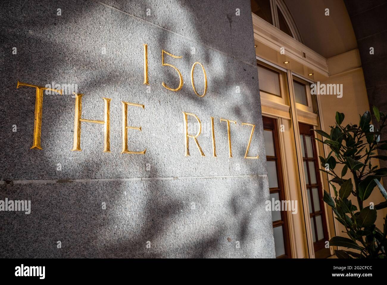 150 The Ritz, London. Das 5-Sterne-Hotel am Piccadilly, das zum Symbol für High Society und Luxus geworden ist, wurde unter der Kategorie II in London gelistet. Stockfoto