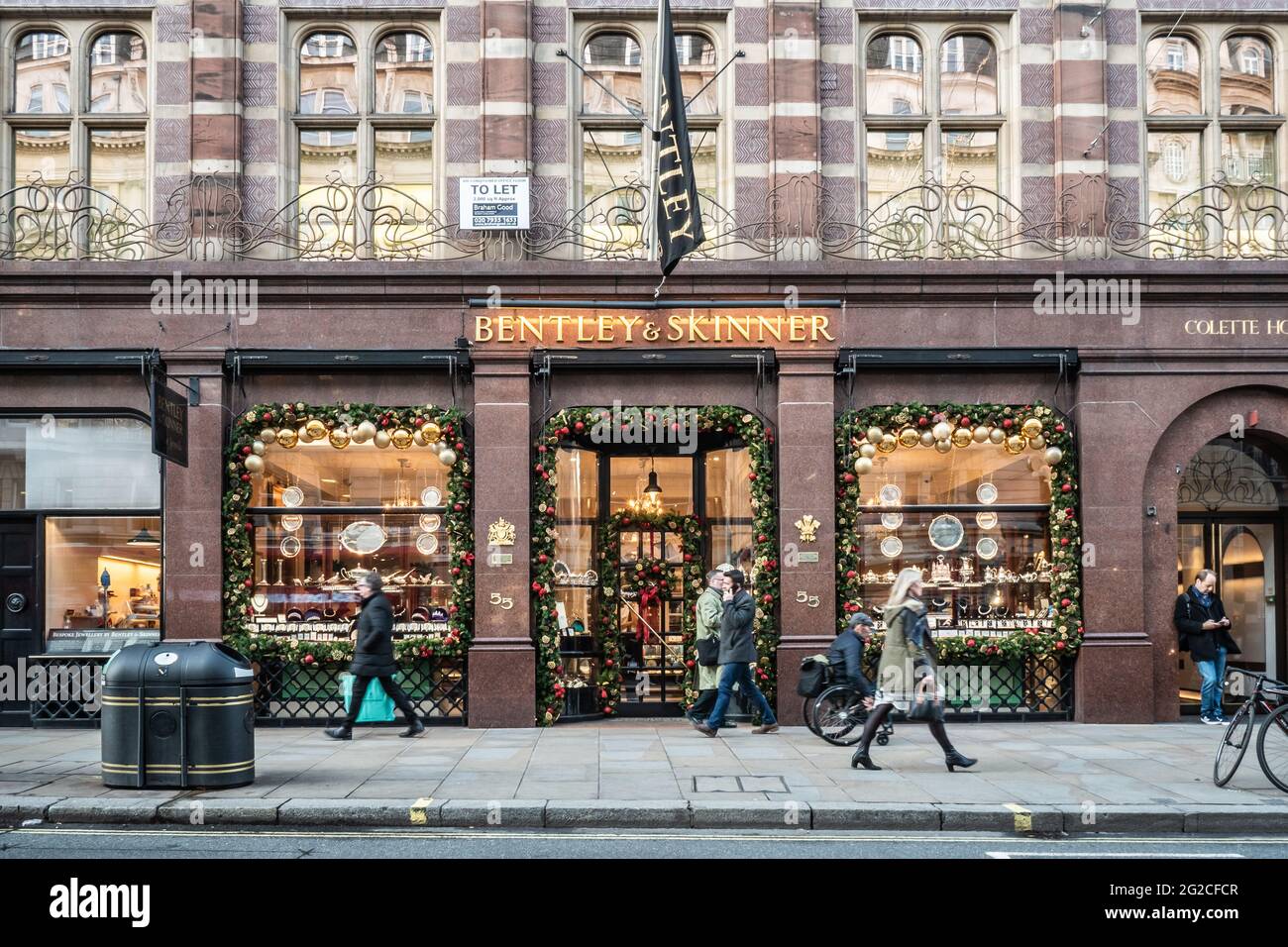 Bentley & Skinner, Piccadilly, London. Der Laden ist für die nobilaren Antiquitäten-, Schmuck- und Kunsthändler im Zentrum von London façade. Stockfoto