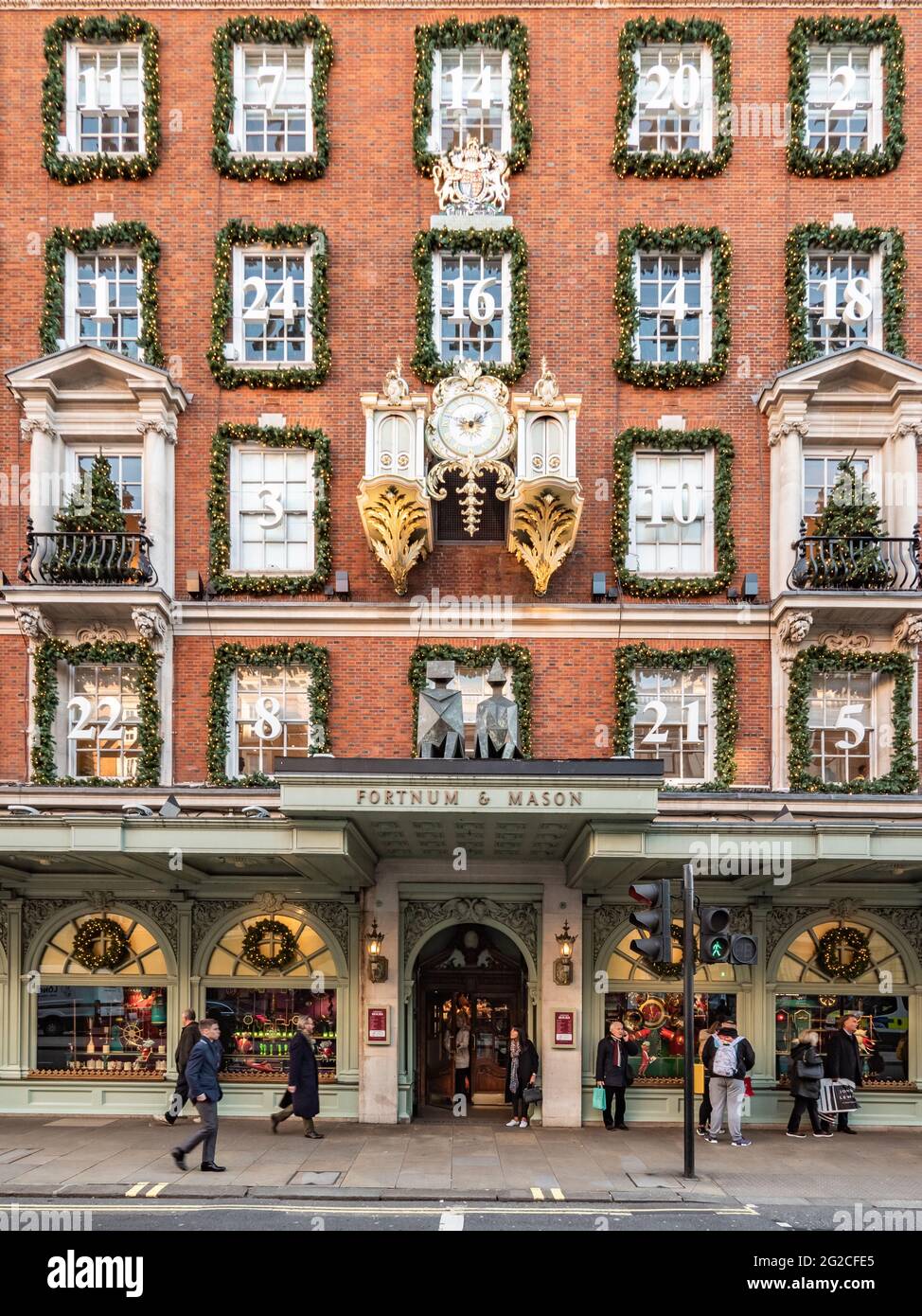 Fortnum & Masons, London. Die façade des vornehmen Kaufhauses am Piccadilly, das zu Weihnachten mit einem Adventskalender-Thema dekoriert wurde. Stockfoto Fortnum & Masons, London. Die façade des vornehmen Kaufhauses am Piccadilly, das zu Weihnachten mit einem Adventskalender-Thema dekoriert wurde. Stockfoto
