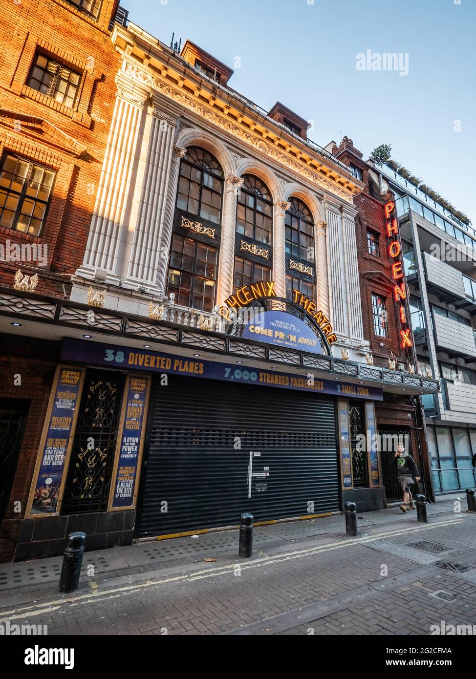 The Pheonix Theatre, London. Die façade zum West End Theater mit dem Musical kommen aus der Produktion. Stockfoto