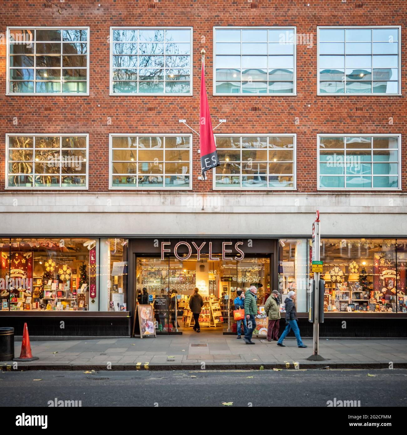 Foyles Bookshop, London. Der Eingang, die façade und die Schaufensterauslage zum Flagship-Store des britischen Buchhandels im Londoner West End. Stockfoto