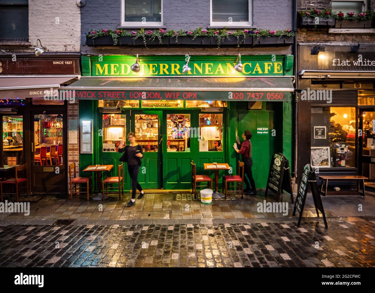 London Cafe. Die façade zu einem typischen kleinen Café in der Hinterstraße im Herzen des Londoner Stadtteils Soho. Stockfoto