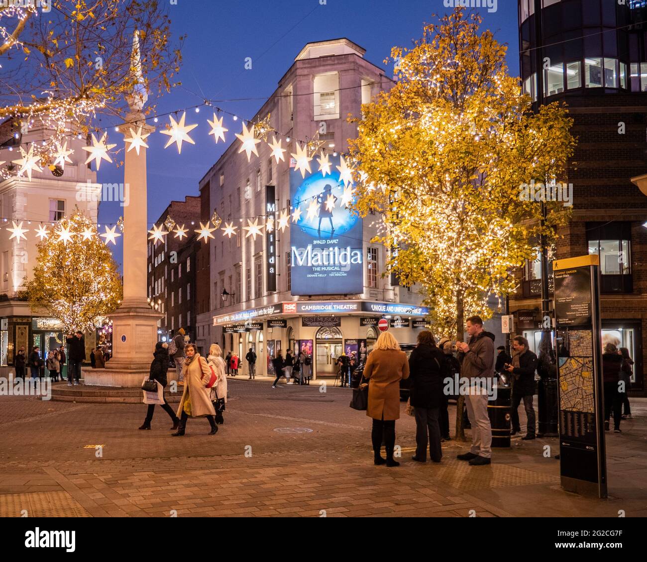 Seven Dials, London. Die hellen Weihnachtslichter an der zentralen Kreuzung des modischen Einkaufsviertels Seven Dials, London. Stockfoto