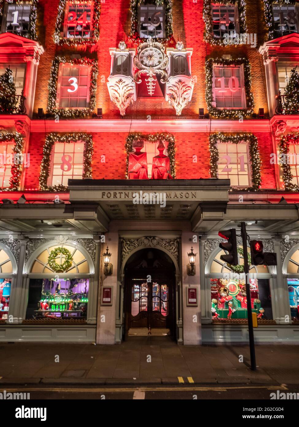 Fortnum & Masons, Piccadilly, London. Die façade zum exklusiven Kaufhaus geschmückt und beleuchtet als Weihnachtsadventkalender. Stockfoto Fortnum & Masons, Piccadilly, London. Die façade zum exklusiven Kaufhaus geschmückt und beleuchtet als Weihnachtsadventkalender. Stockfoto