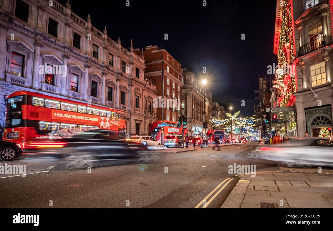Piccadilly, London. Weihnachtsansicht des exklusiven Londoner Viertels Piccadilly mit starkem Verkehr, der den festlichen Nachtlichtern Farbe verleiht. Stockfoto Piccadilly, London. Weihnachtsansicht des exklusiven Londoner Viertels Piccadilly mit starkem Verkehr, der den festlichen Nachtlichtern Farbe verleiht. Stockfoto