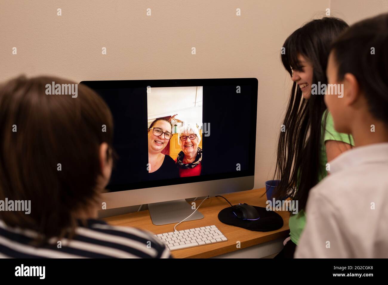Kinder unterhalten sich per Videochat mit Großmutter Stockfoto