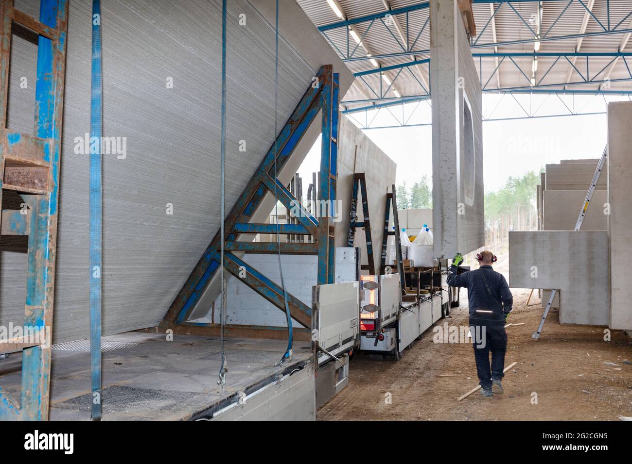 Arbeiter, die Betonsegmente im Lager sortieren Stockfoto