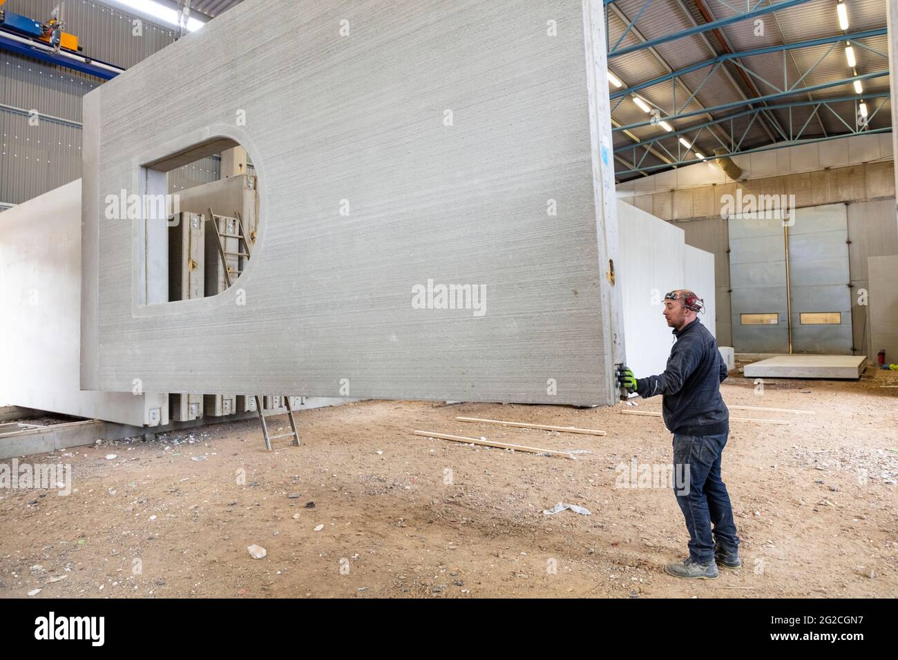 Arbeiter, die Betonsegmente im Lager sortieren Stockfoto