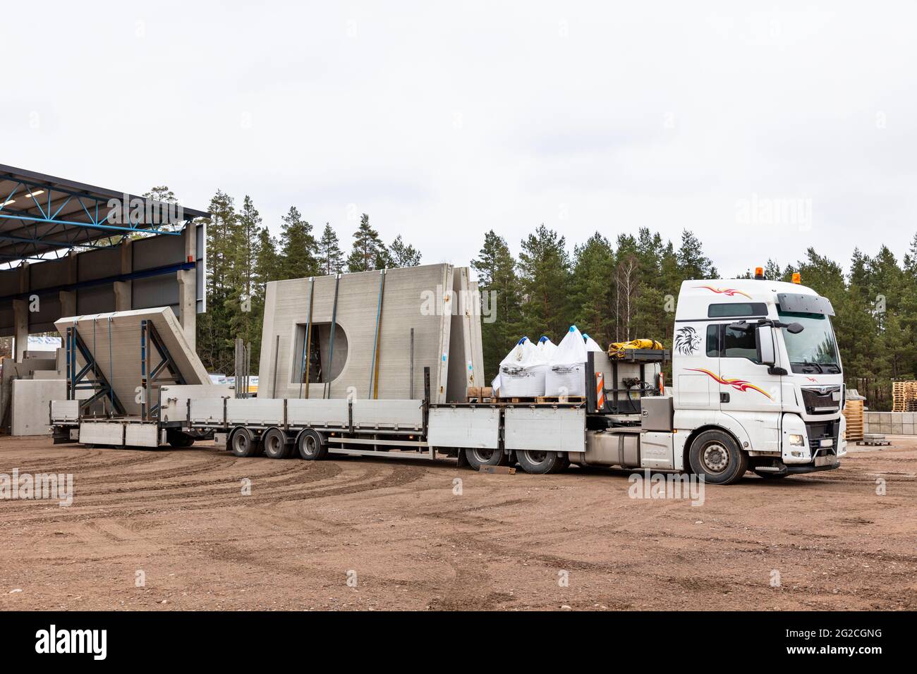 LKW, der Betonsegmente transportiert Stockfoto