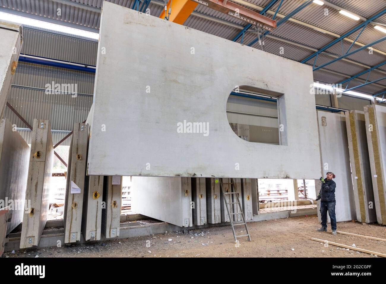 Arbeiter, die Betonsegmente im Lager sortieren Stockfoto