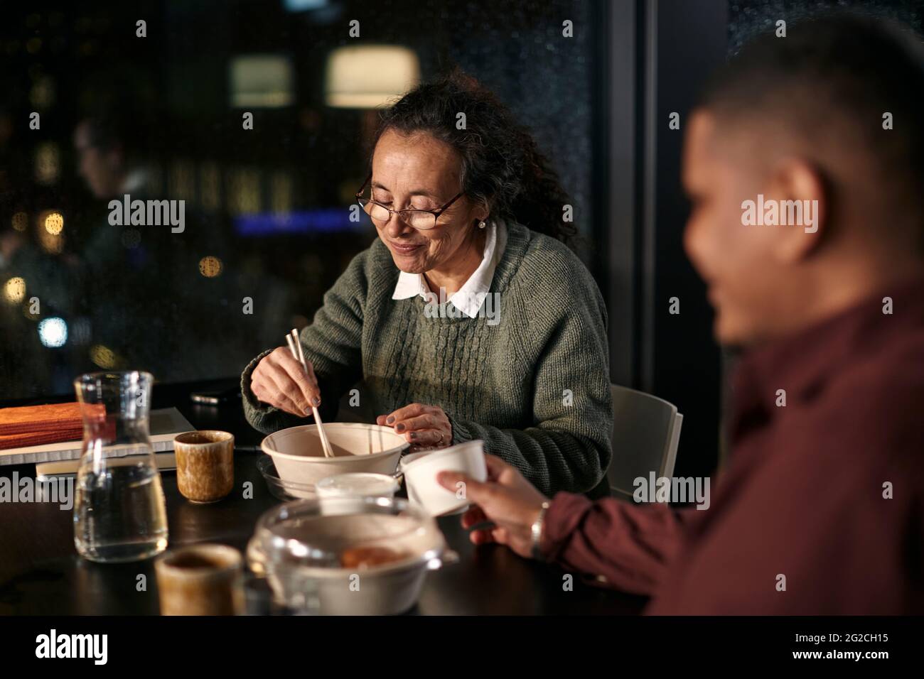 Kollegen, die sich mitnehmen lassen Stockfoto
