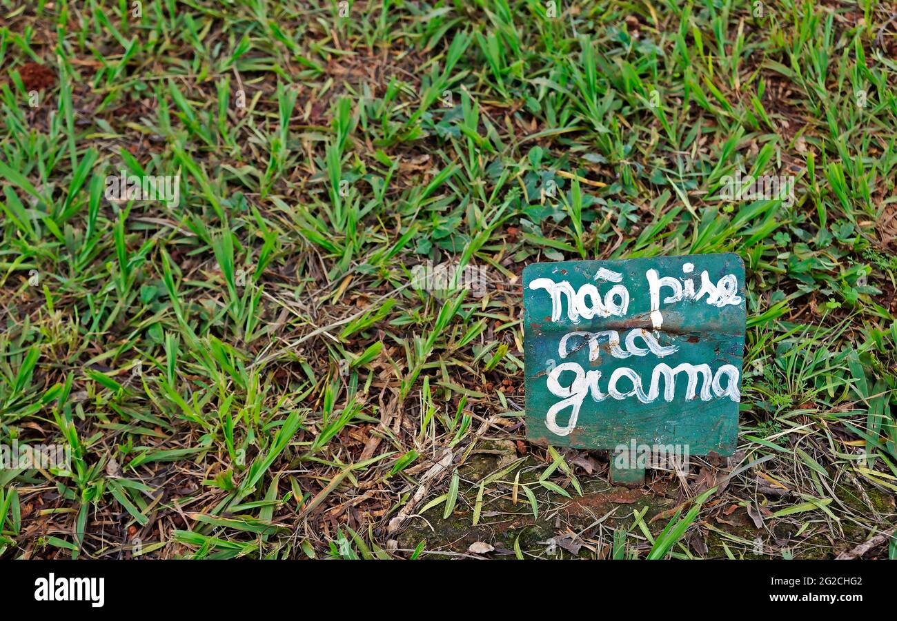 Schild auf dem öffentlichen Platz bitten nicht auf das Gras treten, in portugiesischer Sprache Stockfoto