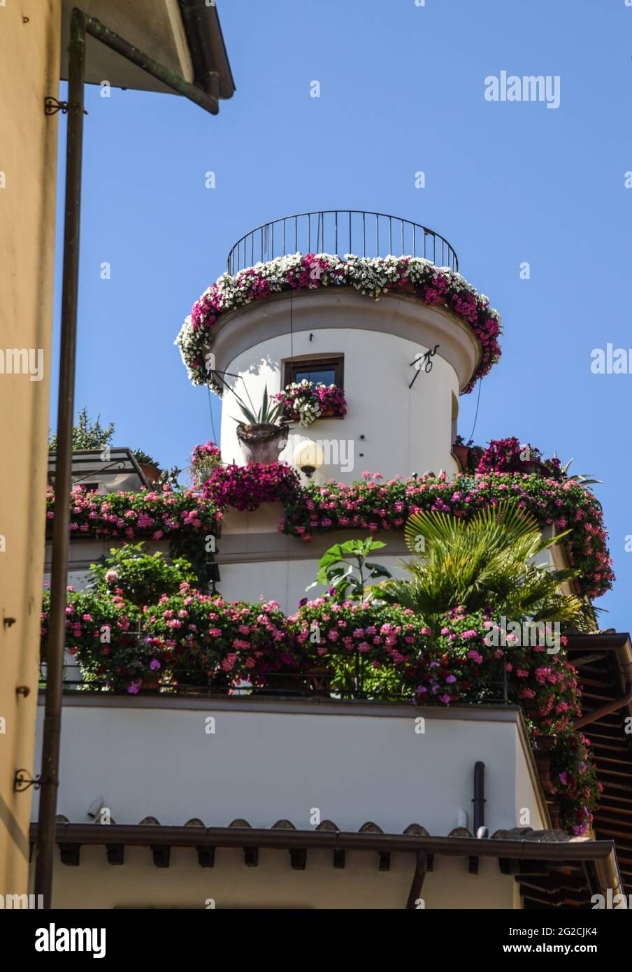 Piccola torre su una terrazza piena di fiori a Firenzone Stockfoto