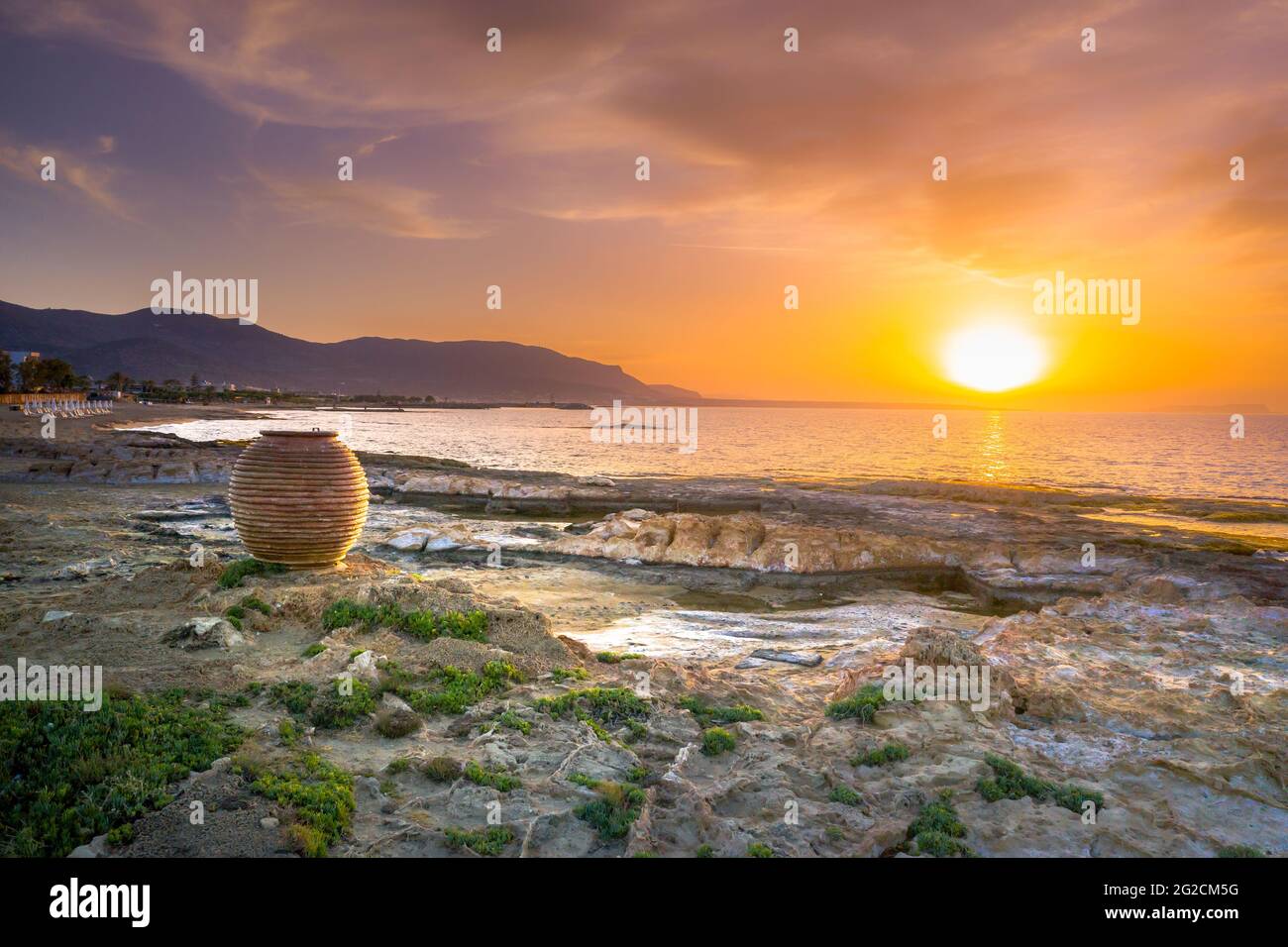 Ein großer Topf bei Sonnenuntergang am Potamos Strand in Malia, Kreta, Griechenland. Stockfoto