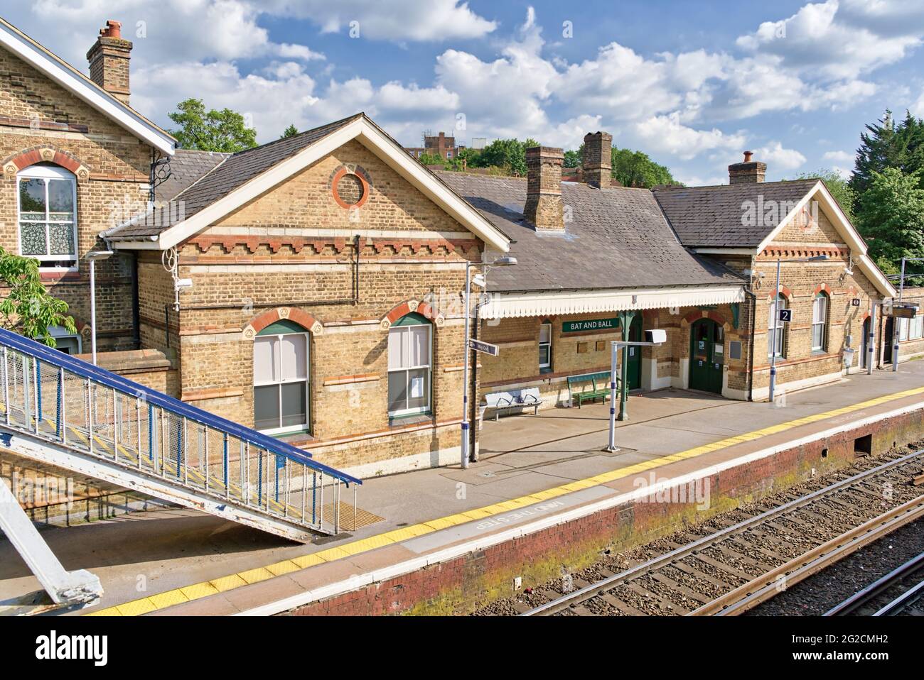 Gebäude am Bahnhof bat & Ball, Bahnsteig, keine Person, Kent, England, VEREINIGTES KÖNIGREICH Stockfoto