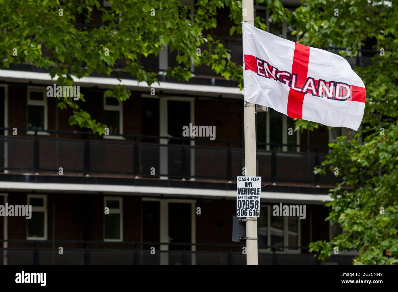 London, Großbritannien. Juni 2021. Fußballverrückte Bewohner des Kirby Estate von Bermondsey im Südosten Londons haben rund 400 englische Flaggen (Kreuz von St. George) vor der Europameisterschaft, die dieses Wochenende beginnt, aufgesetzt und ist in der Tat das Covid-verzögerte 2020-Turnier. Kredit: Guy Bell/Alamy Live Nachrichten Stockfoto