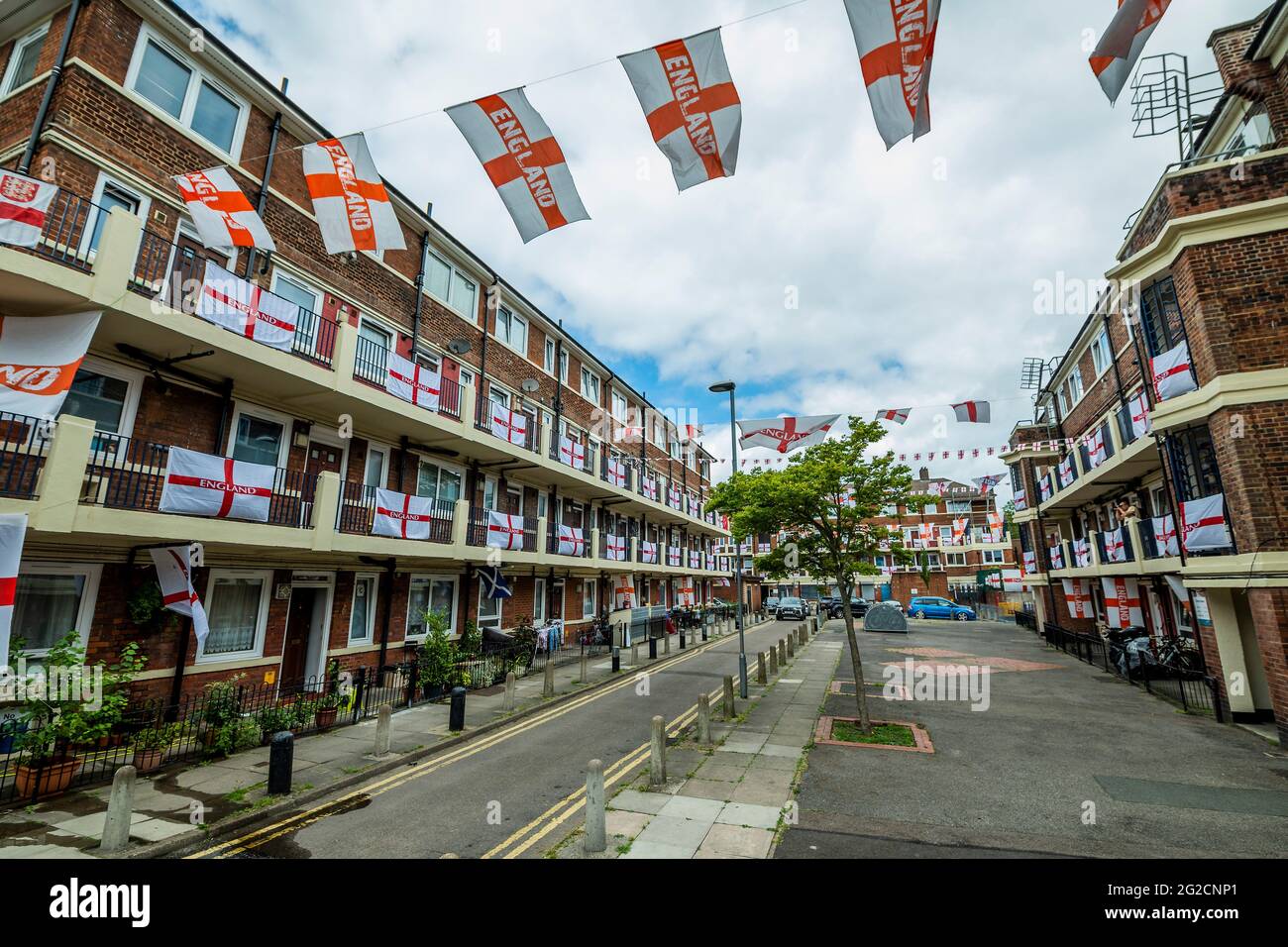 London, Großbritannien. Juni 2021. Fußballverrückte Bewohner des Kirby Estate von Bermondsey im Südosten Londons haben rund 400 englische Flaggen (Kreuz von St. George) vor der Europameisterschaft, die dieses Wochenende beginnt, aufgesetzt und ist in der Tat das Covid-verzögerte 2020-Turnier. Kredit: Guy Bell/Alamy Live Nachrichten Stockfoto