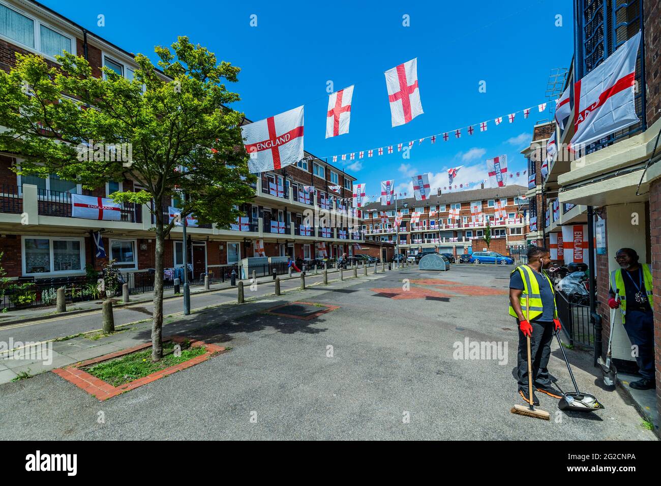 London, Großbritannien. Juni 2021. Fußballverrückte Bewohner des Kirby Estate von Bermondsey im Südosten Londons haben rund 400 englische Flaggen (Kreuz von St. George) vor der Europameisterschaft, die dieses Wochenende beginnt, aufgesetzt und ist in der Tat das Covid-verzögerte 2020-Turnier. Kredit: Guy Bell/Alamy Live Nachrichten Stockfoto