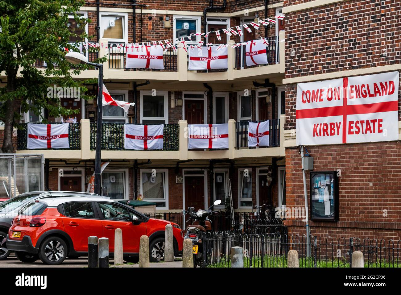 London, Großbritannien. Juni 2021. Fußballverrückte Bewohner des Kirby Estate von Bermondsey im Südosten Londons haben rund 400 englische Flaggen (Kreuz von St. George) vor der Europameisterschaft, die dieses Wochenende beginnt, aufgesetzt und ist in der Tat das Covid-verzögerte 2020-Turnier. Kredit: Guy Bell/Alamy Live Nachrichten Stockfoto