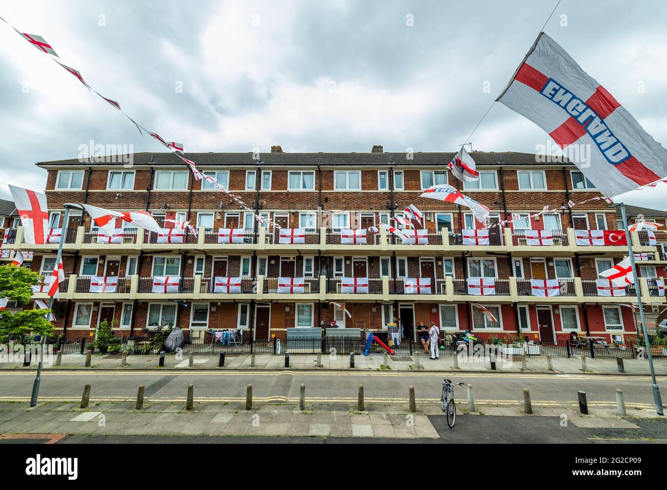 London, Großbritannien. Juni 2021. Fußballverrückte Bewohner des Kirby Estate von Bermondsey im Südosten Londons haben rund 400 englische Flaggen (Kreuz von St. George) vor der Europameisterschaft, die dieses Wochenende beginnt, aufgesetzt und ist in der Tat das Covid-verzögerte 2020-Turnier. Kredit: Guy Bell/Alamy Live Nachrichten Stockfoto