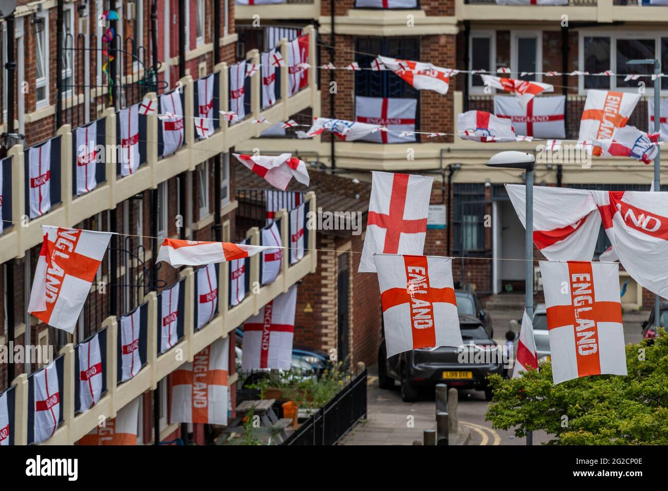 London, Großbritannien. Juni 2021. Fußballverrückte Bewohner des Kirby Estate von Bermondsey im Südosten Londons haben rund 400 englische Flaggen (Kreuz von St. George) vor der Europameisterschaft, die dieses Wochenende beginnt, aufgesetzt und ist in der Tat das Covid-verzögerte 2020-Turnier. Kredit: Guy Bell/Alamy Live Nachrichten Stockfoto