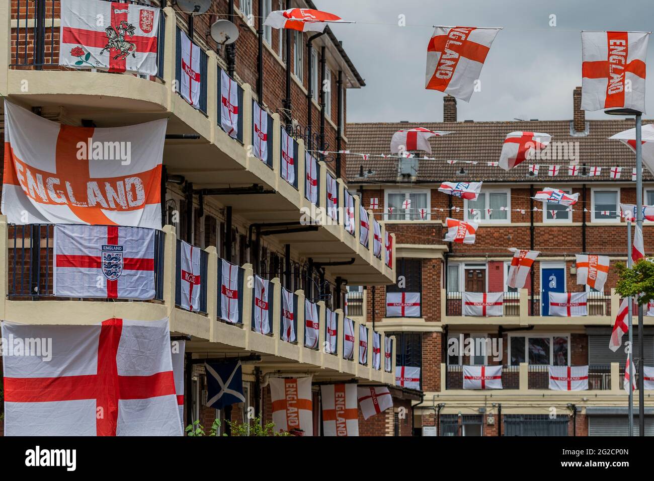 London, Großbritannien. Juni 2021. Fußballverrückte Bewohner des Kirby Estate von Bermondsey im Südosten Londons haben rund 400 englische Flaggen (Kreuz von St. George) vor der Europameisterschaft, die dieses Wochenende beginnt, aufgesetzt und ist in der Tat das Covid-verzögerte 2020-Turnier. Kredit: Guy Bell/Alamy Live Nachrichten Stockfoto