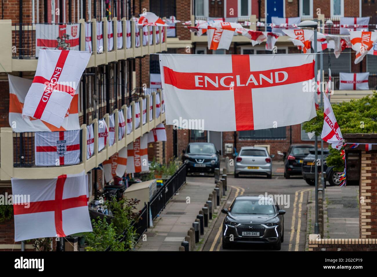 London, Großbritannien. Juni 2021. Fußballverrückte Bewohner des Kirby Estate von Bermondsey im Südosten Londons haben rund 400 englische Flaggen (Kreuz von St. George) vor der Europameisterschaft, die dieses Wochenende beginnt, aufgesetzt und ist in der Tat das Covid-verzögerte 2020-Turnier. Kredit: Guy Bell/Alamy Live Nachrichten Stockfoto