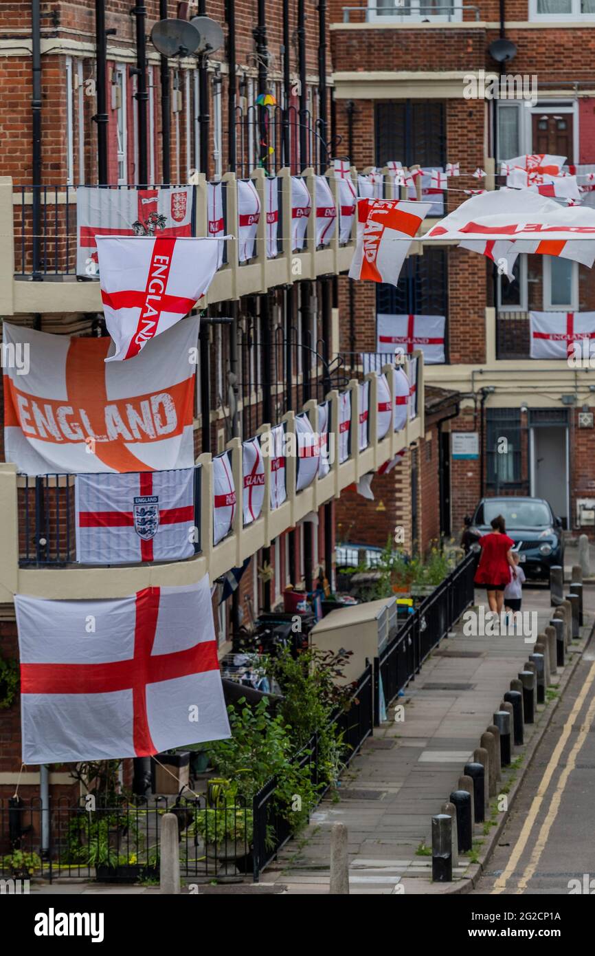 London, Großbritannien. Juni 2021. Fußballverrückte Bewohner des Kirby Estate von Bermondsey im Südosten Londons haben rund 400 englische Flaggen (Kreuz von St. George) vor der Europameisterschaft, die dieses Wochenende beginnt, aufgesetzt und ist in der Tat das Covid-verzögerte 2020-Turnier. Kredit: Guy Bell/Alamy Live Nachrichten Stockfoto