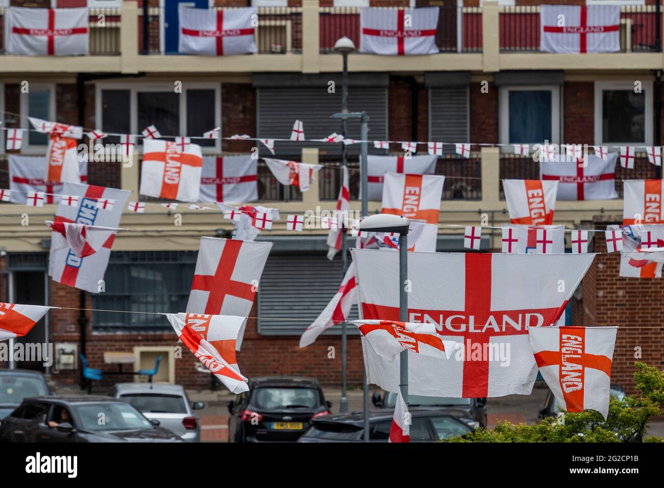 London, Großbritannien. Juni 2021. Fußballverrückte Bewohner des Kirby Estate von Bermondsey im Südosten Londons haben rund 400 englische Flaggen (Kreuz von St. George) vor der Europameisterschaft, die dieses Wochenende beginnt, aufgesetzt und ist in der Tat das Covid-verzögerte 2020-Turnier. Kredit: Guy Bell/Alamy Live Nachrichten Stockfoto