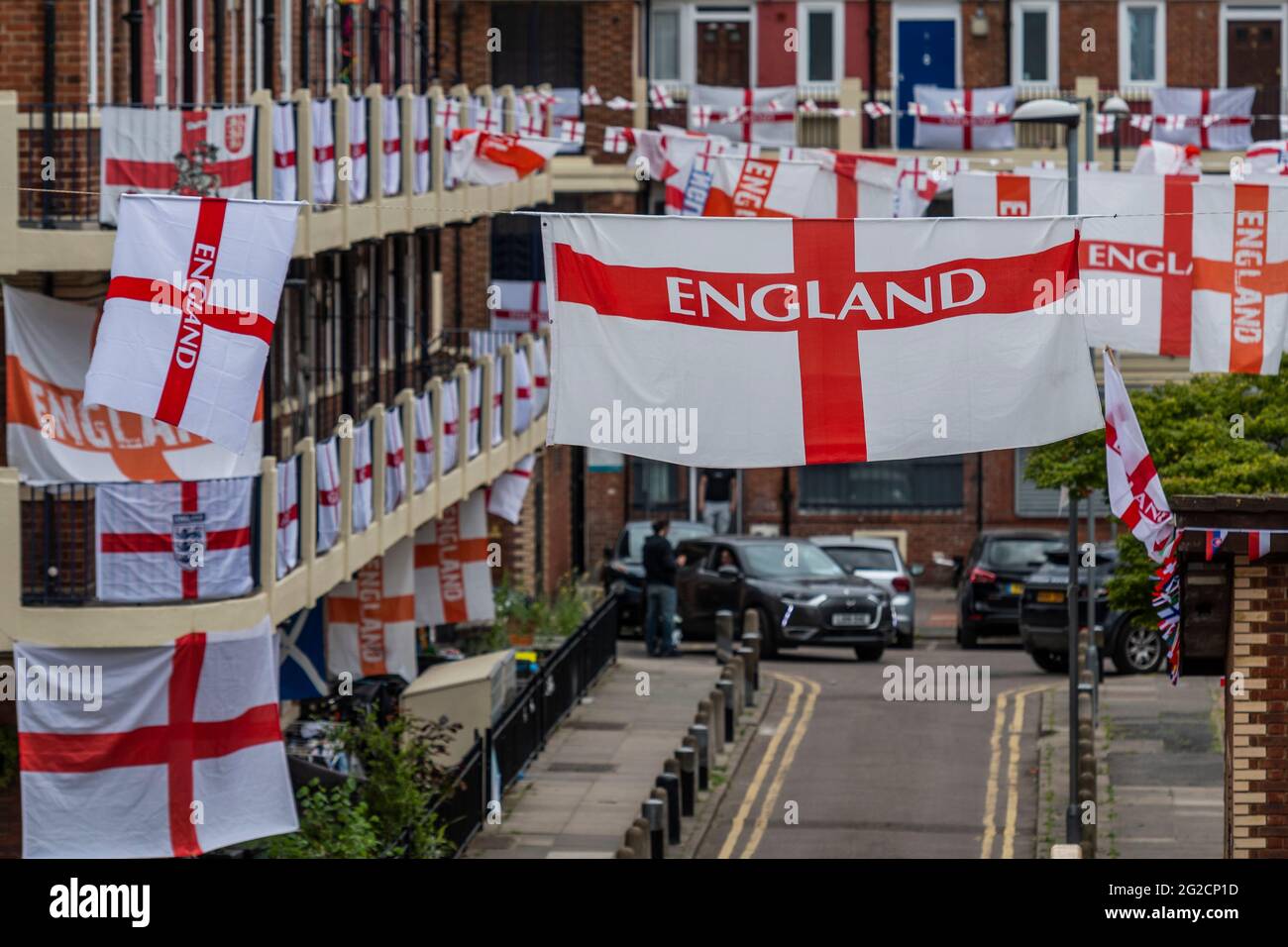 London, Großbritannien. Juni 2021. Fußballverrückte Bewohner des Kirby Estate von Bermondsey im Südosten Londons haben rund 400 englische Flaggen (Kreuz von St. George) vor der Europameisterschaft, die dieses Wochenende beginnt, aufgesetzt und ist in der Tat das Covid-verzögerte 2020-Turnier. Kredit: Guy Bell/Alamy Live Nachrichten Stockfoto