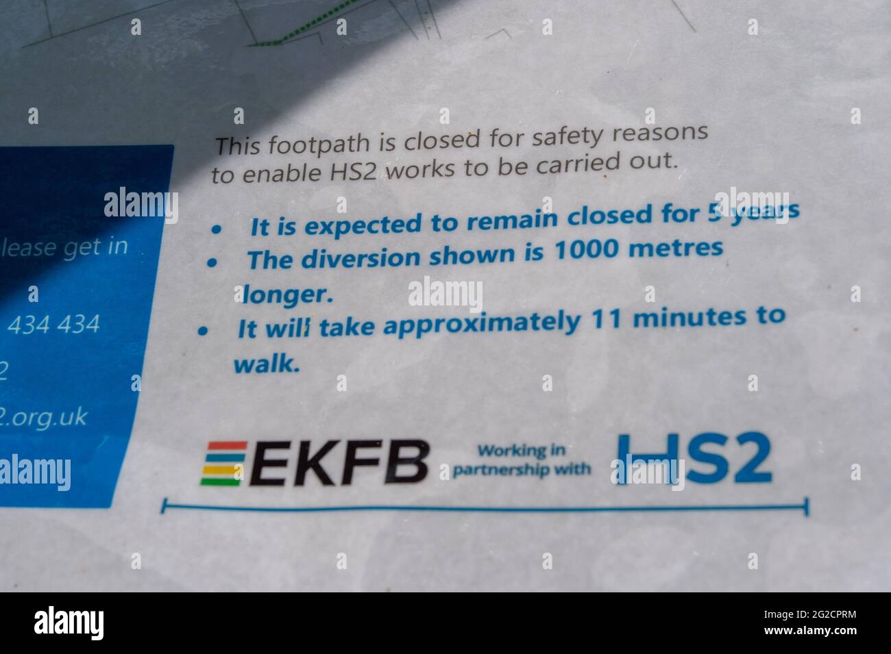 Aylesbury Valle, Buckinghamshire, Großbritannien. Juni 2021. Eine vorübergehende Schließung eines Fußweges aufgrund von HS2. Die Schließung für fünf Jahre. Die Chilterns sind ein sehr beliebter Ort für Wanderer und zahlreiche öffentliche Wanderwege wurden aufgrund von HS2-Bauarbeiten geschlossen. Die Hochgeschwindigkeitsbahn 2 von London nach Birmingham ist sowohl aufgrund der finanziellen als auch der Umweltkosten sehr umstritten. Quelle: Maureen McLean/Alamy Stockfoto