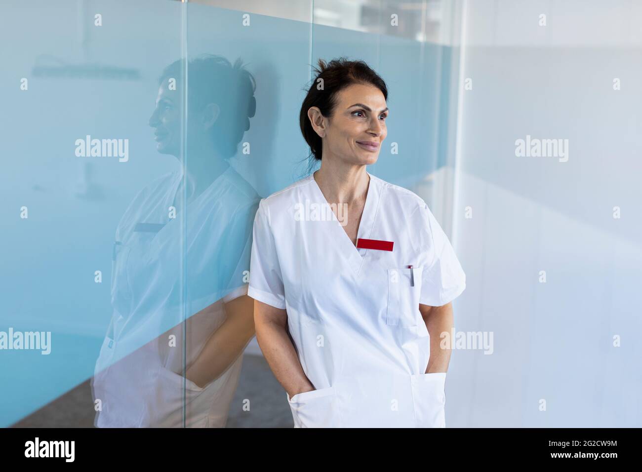 Lächelnde Ärztin im Krankenhaus Stockfoto