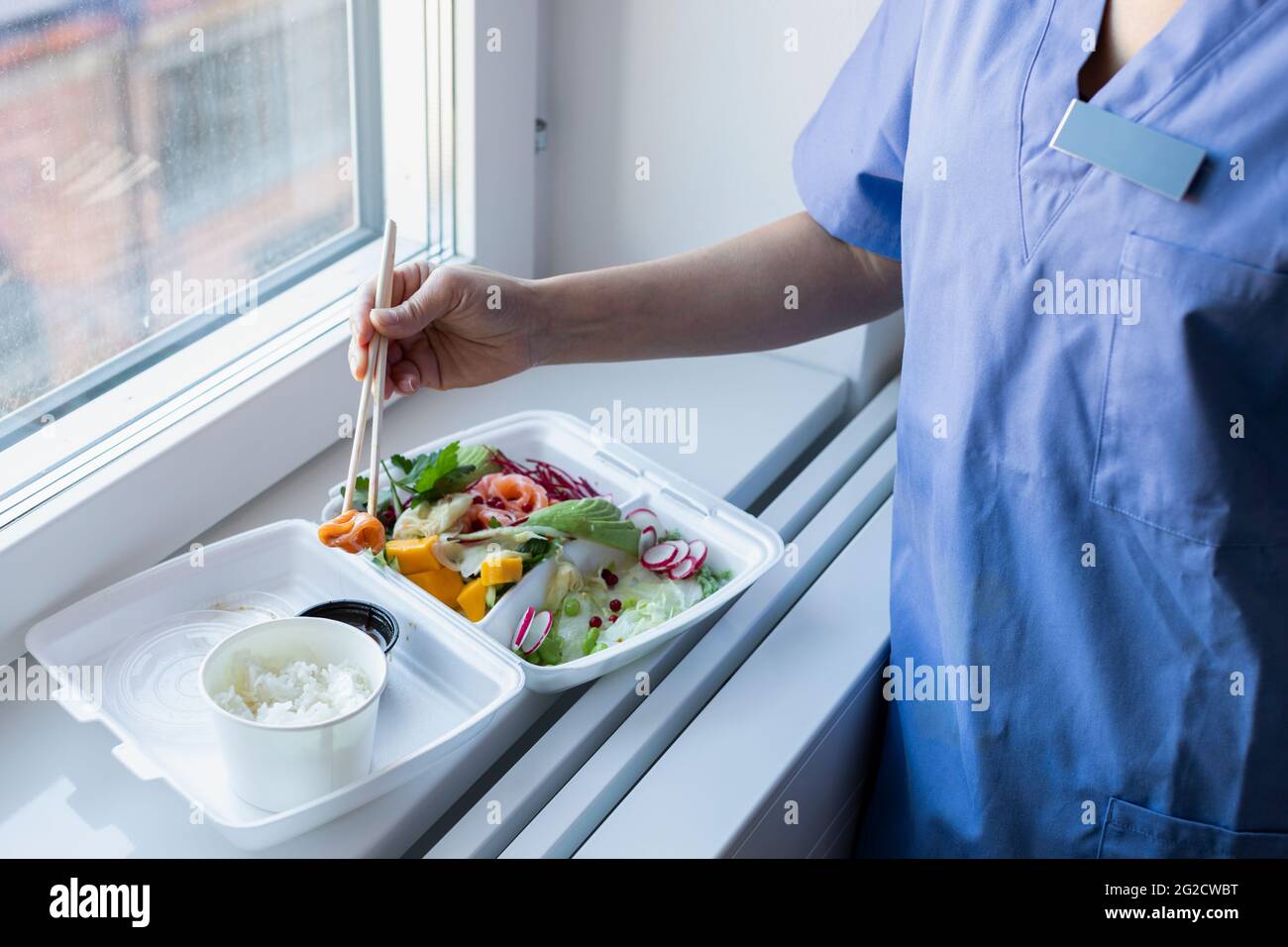 Krankenschwester essen asiatische Essen zum Mitnehmen Stockfoto