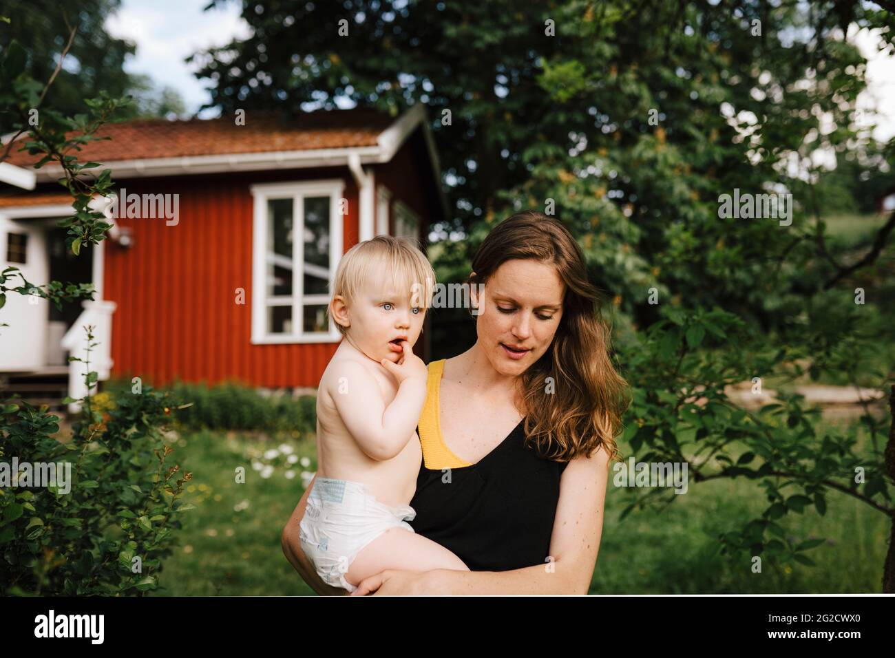 Mutter mit Baby im Garten Stockfoto