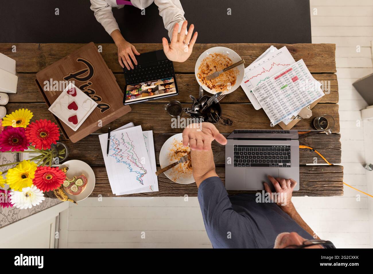 Blick aus der Ferne auf die Menschen, die zu Hause arbeiten Stockfoto