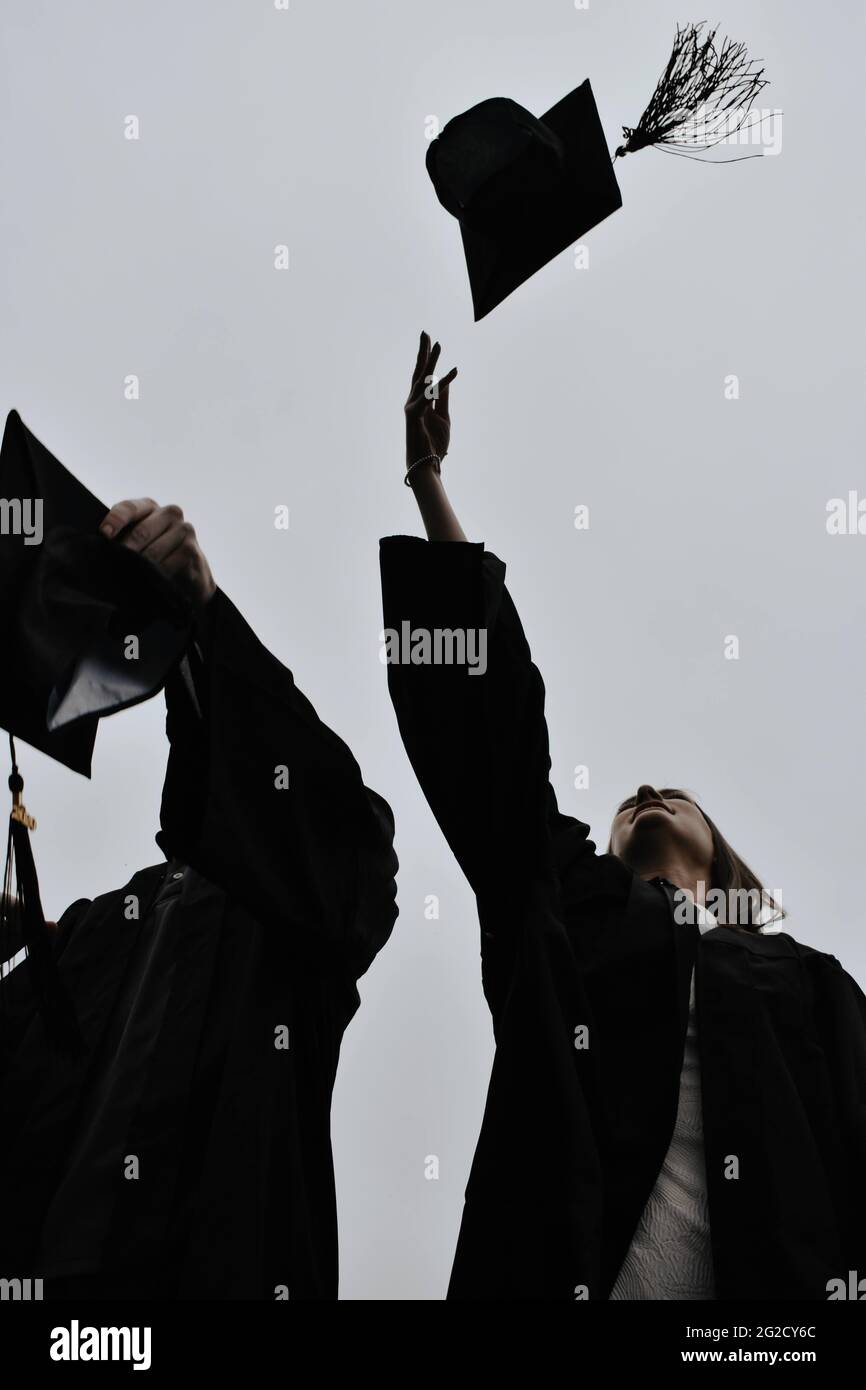 Zwei Studenten feiern den Abschluss Stockfoto