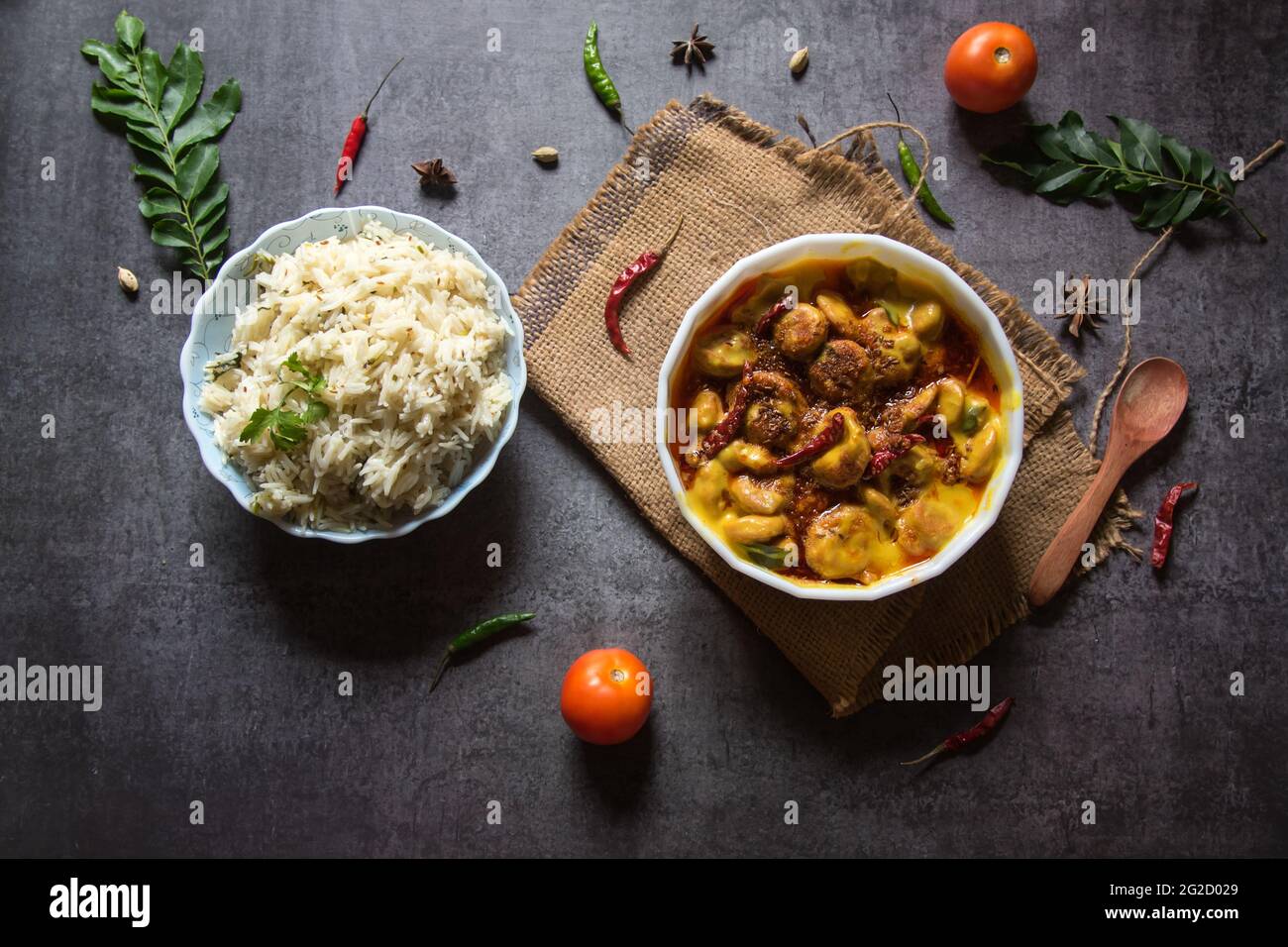 Kadhi Chawal eine indische Delikatesse, die mit Reis zubereitet wird, indem gebratene Krapfen in Joghurt-basiertem Currys gegeben werden. Stockfoto