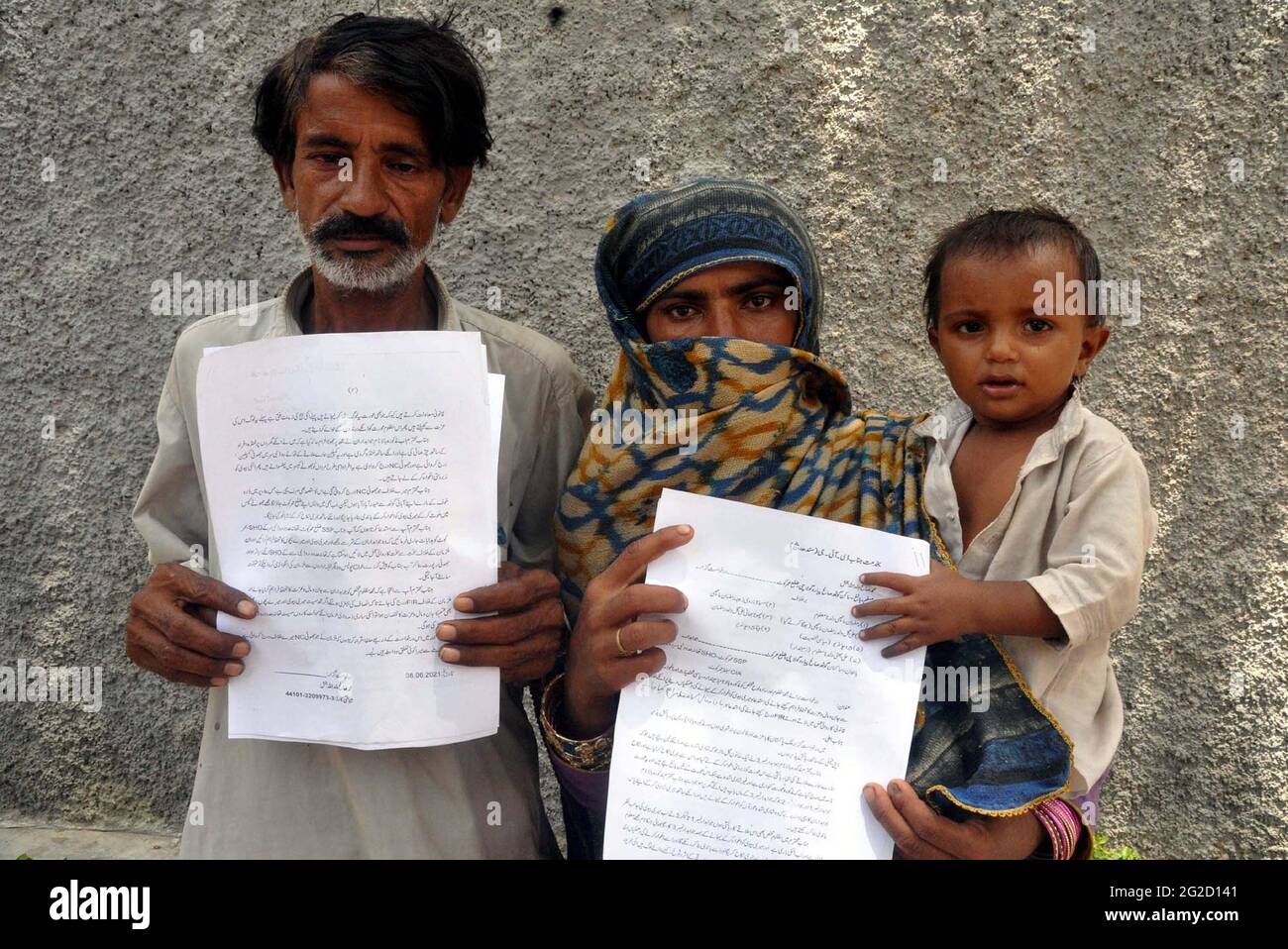 Bewohner von Umerkot veranstalten am Donnerstag, dem 10. Juni 2021, im Hyderabad-Presseclub eine Protestdemonstration gegen die hohe Händigkeit einflussreicher Menschen. Stockfoto