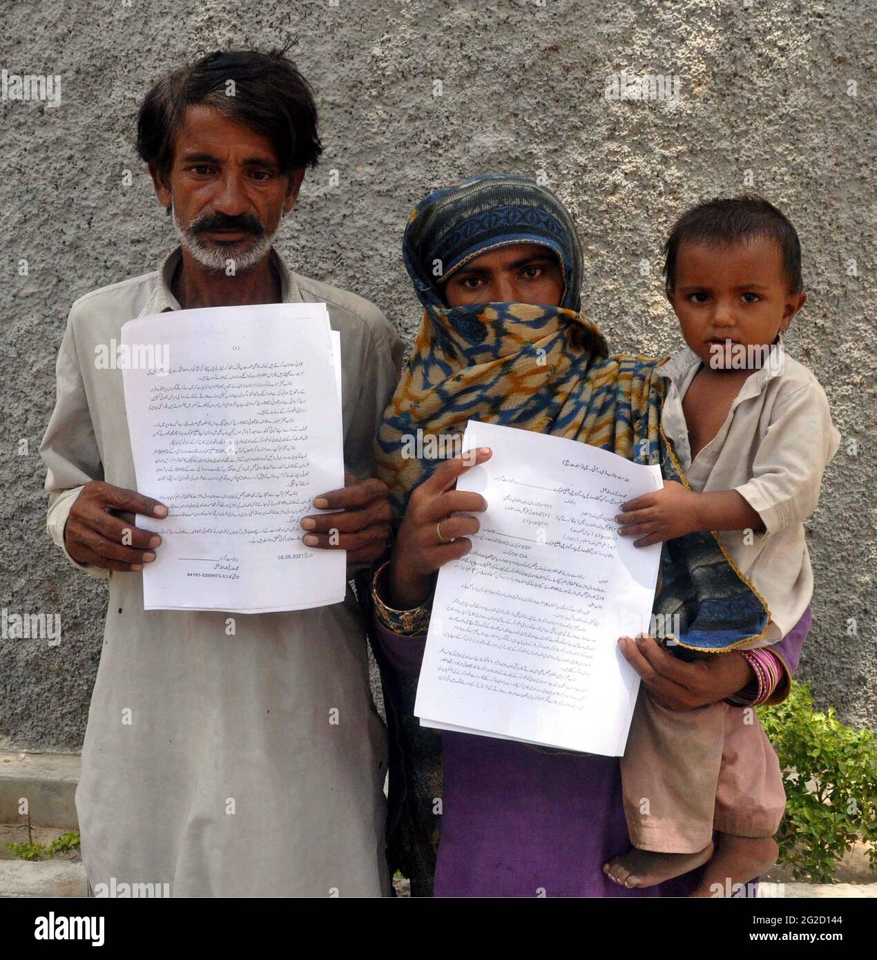 Bewohner von Umerkot veranstalten am Donnerstag, dem 10. Juni 2021, im Hyderabad-Presseclub eine Protestdemonstration gegen die hohe Händigkeit einflussreicher Menschen. Stockfoto