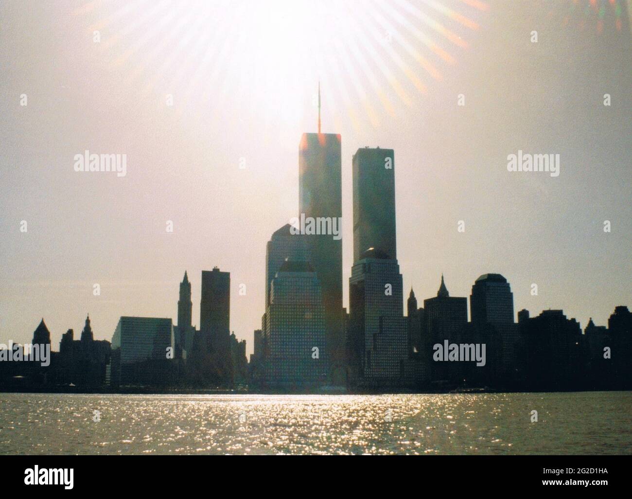Das World Trade Center in New York auf diesem Foto, das 1992 vom Wasser aus aufgenommen wurde Stockfoto