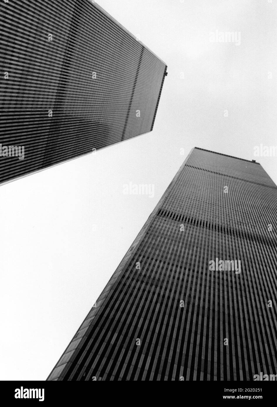Das World Trade Center in New York vom Boden aus gesehen, auf diesem Schwarz-Weiß-Foto aus dem Jahr 1992 Stockfoto