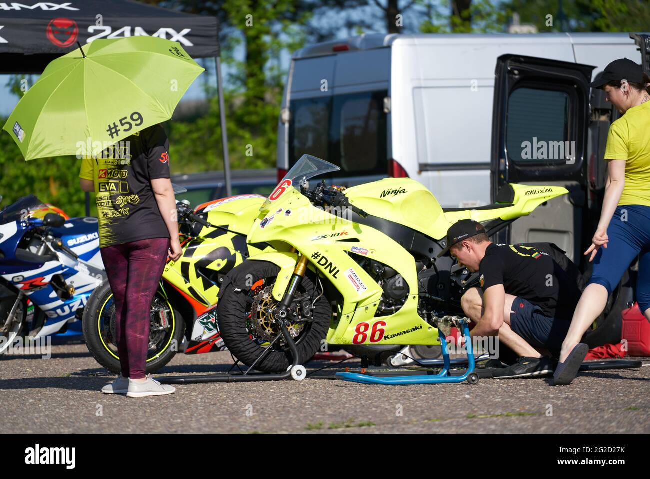 Litauen, 05-06-2021 Vorbereitung eines Motorrads vor dem Rennen. Stockfoto