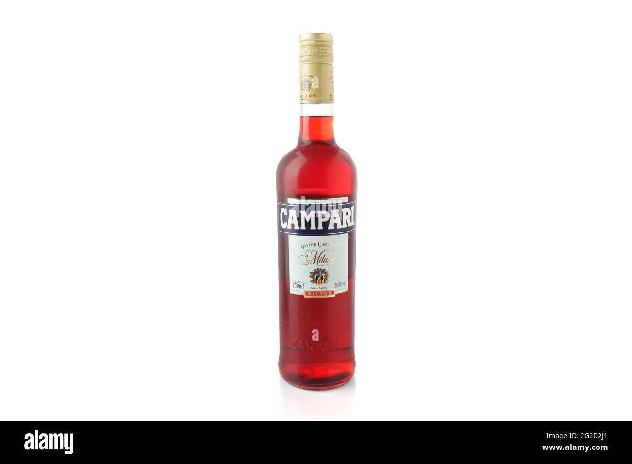 Campari-Flasche auf weißem Hintergrund. Italienischer Aperitif. Alkoholisches Getränk Stockfoto