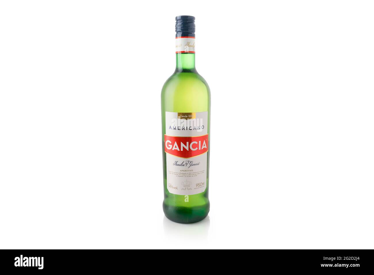 Gancia Flasche auf weißem Hintergrund. Italienischer Aperitif. Alkoholisches Getränk Stockfoto