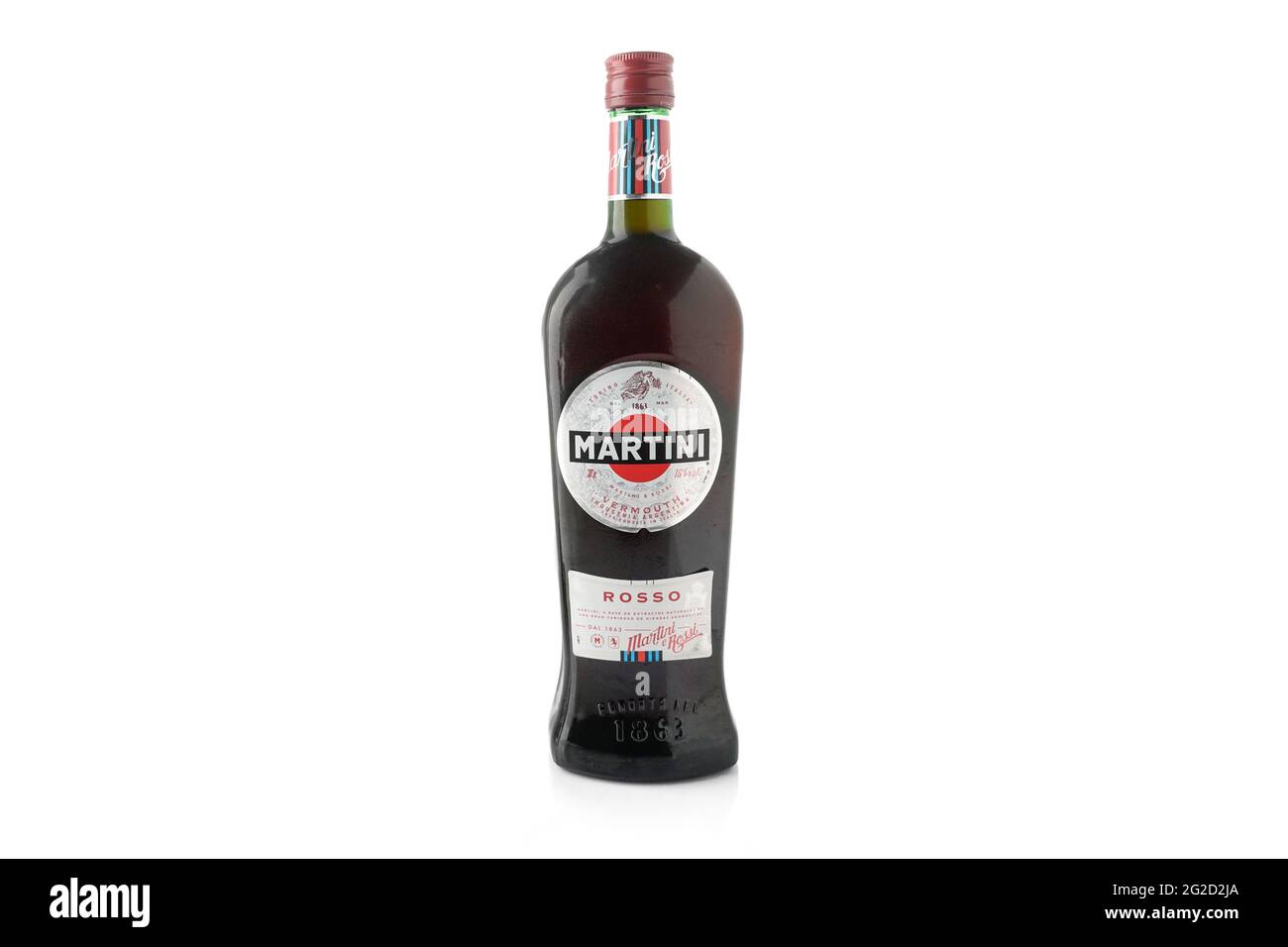 Martini rosso Vermouth Flasche auf weißem Hintergrund. Alkoholisches Getränk. Stockfoto