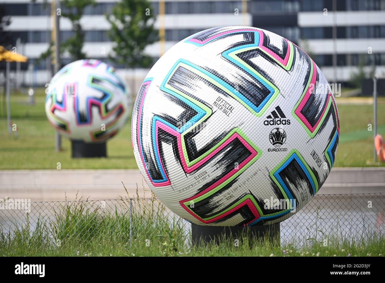 Футбольный мяч adidas Euro 2020 uniforia Competition