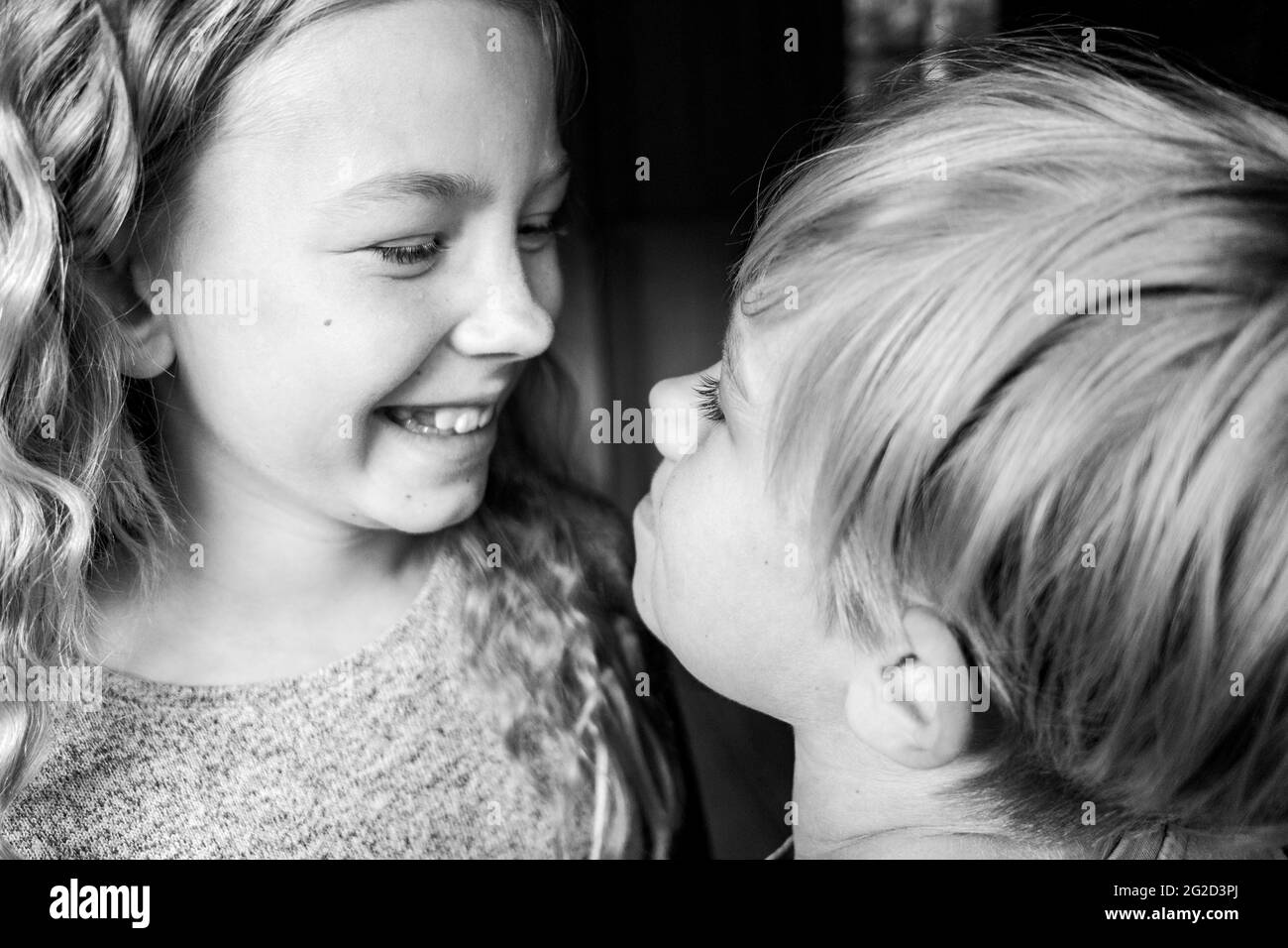Bruder und Schwester zusammen lachen Stockfoto