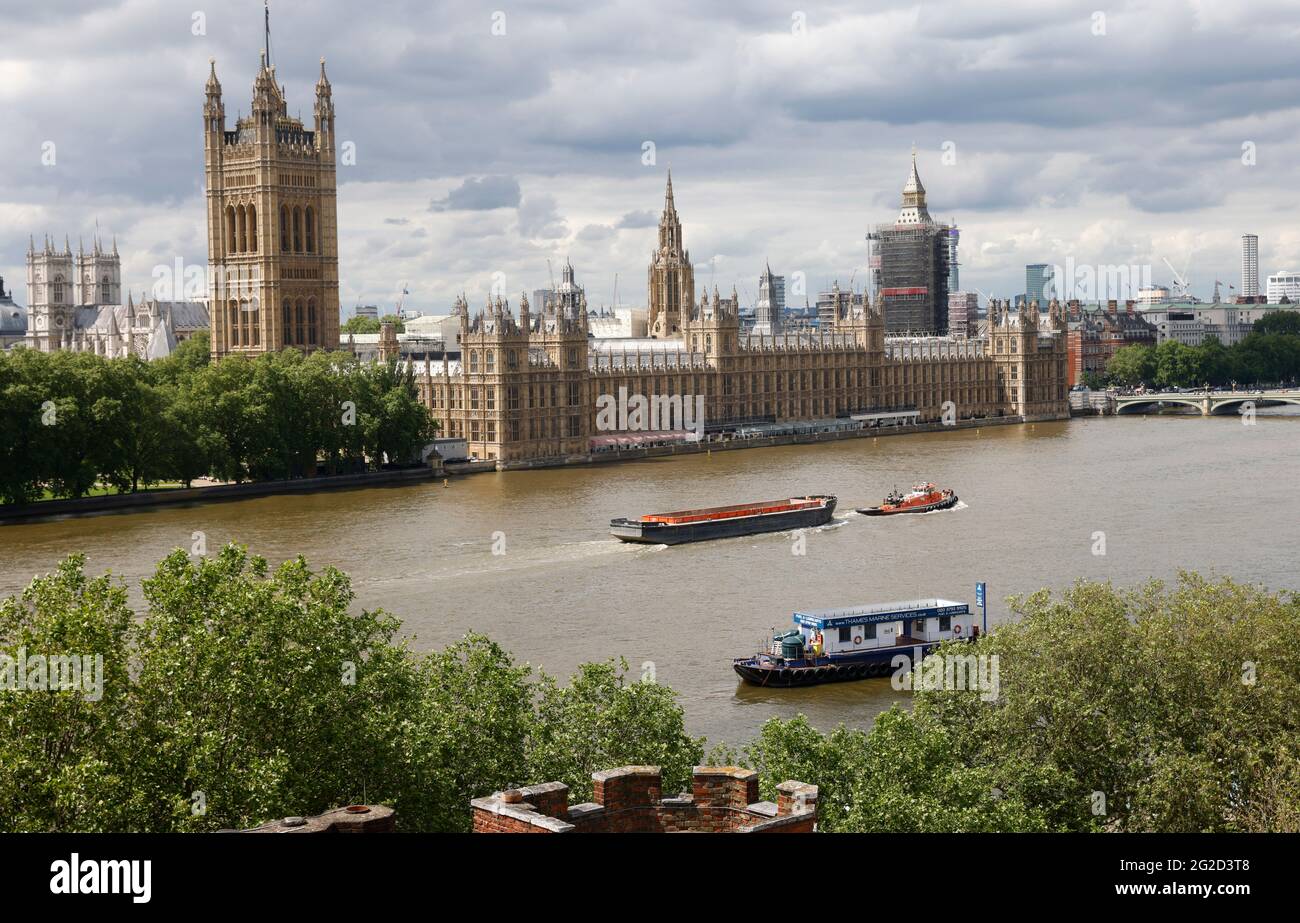Blick auf die Themse und die Houses of Parliament, einschließlich des Elizabeth Tower, der auch als Big Ben unter Gerüsten bekannt ist. Stockfoto