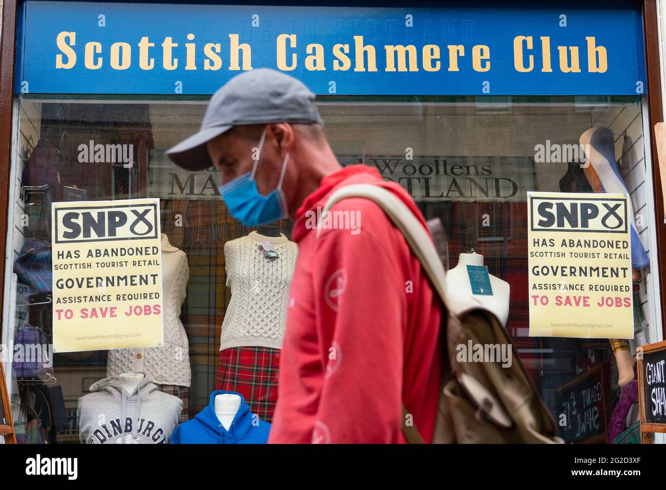 Edinburgh, Schottland, Großbritannien. 10. Juni 2021. Aufgrund der Reisebeschränkungen des Coronavirus sind viele Touristenläden auf der Royal Mile geschlossen oder leiden unter finanziellen Schwierigkeiten. Viele haben Schilder in die Fenster gesetzt, in denen sie die schottische SNP-Regierung beschuldigen, nicht genug getan zu haben, um Arbeitsplätze zu retten. Bild; Schilder, die SNP angreifen, im Schaufenster eines Touristenbudes auf der Royal Mile. Iain Masterton/Alamy Live News Stockfoto