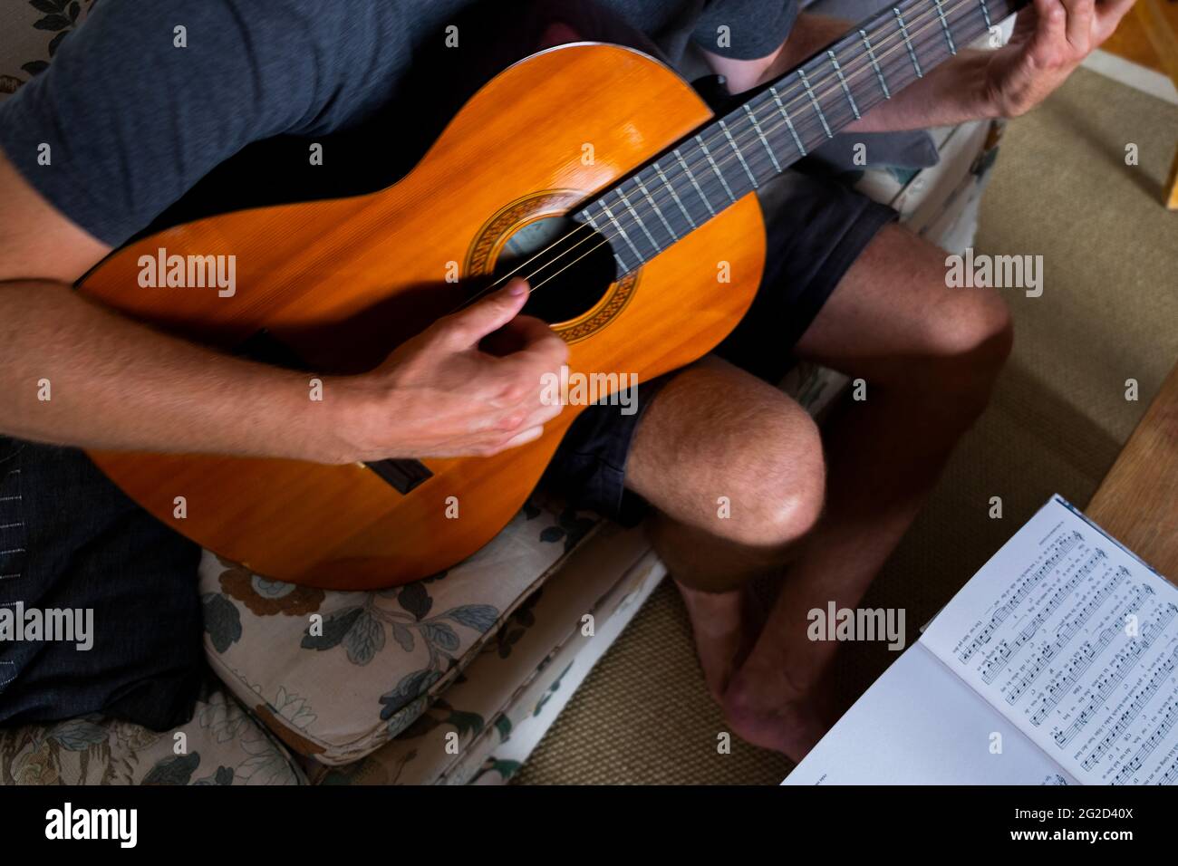 Mann Gitarre spielen Stockfoto